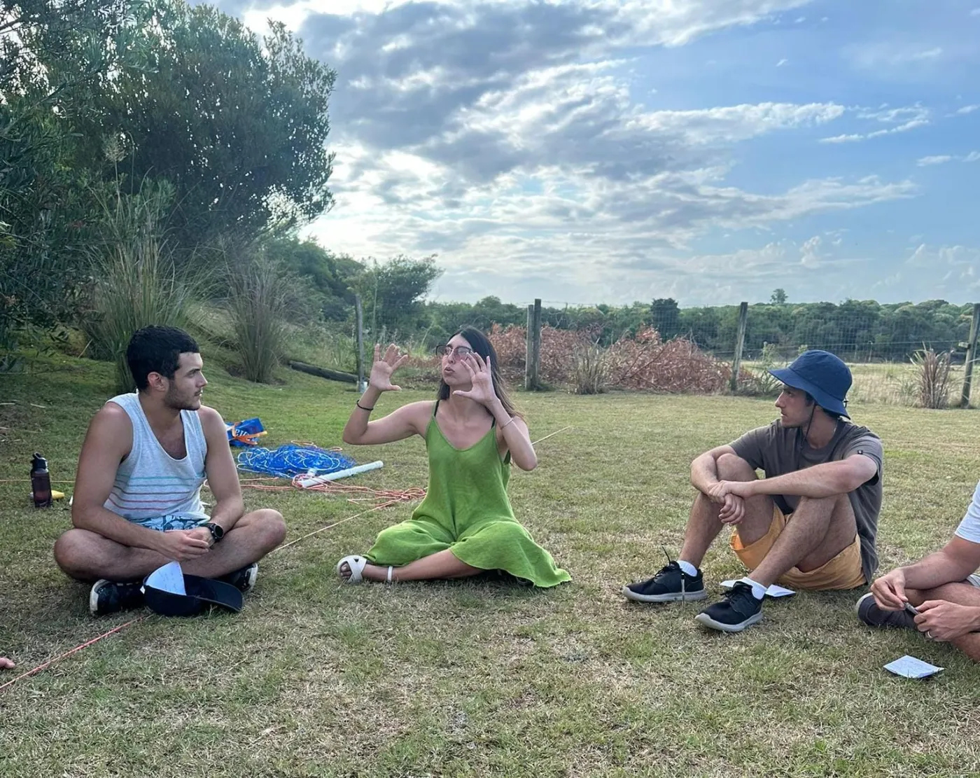 Equipo en círculo durante una dinámica vivencial de Creajú