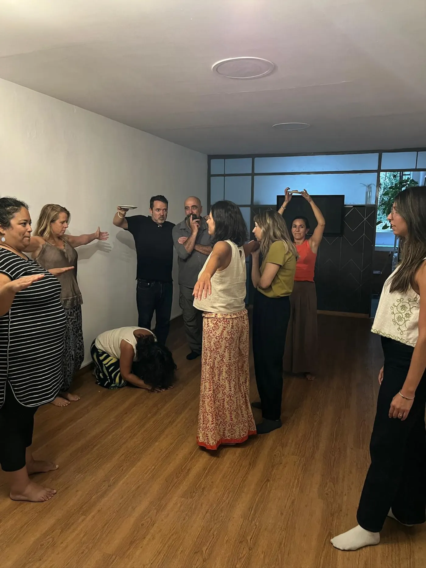 Personas participando de un taller de Creajú