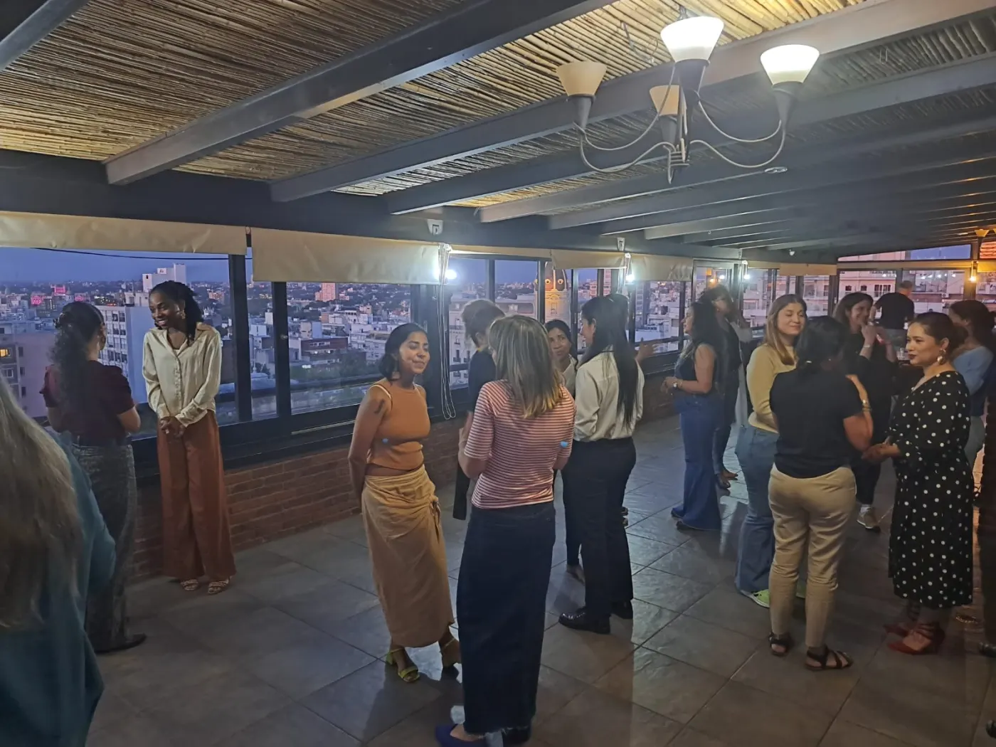 Participantes interactuando en un taller de improvisación